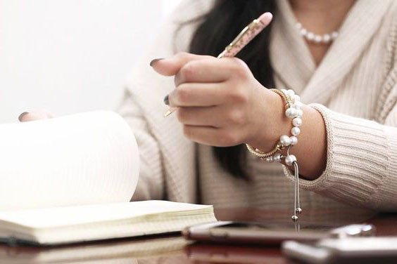 HonoraPearls's tweet photo. Happy #NationalLeftHandersDay!
Embrace the smudge!โ๏ธ
#Pearlsthatgowith #LeftHandersDay2019 https://t.co/TUP1r0lOvE