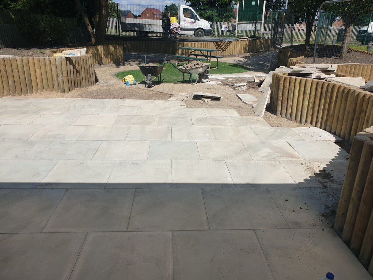 andy_giblin1's tweet photo. Superb joint effort from both the WDH landscape team and Sodexo to help deliver the Kinsley Community garden #partnershipworking thank you WDH we couldn't of done it without you @AlexMcLauchlan1 @JamesLloyd99 @1Samscott1 @Hort_Sodexo @WDHupdate @ajpears1 https://t.co/oGtztB4tAn