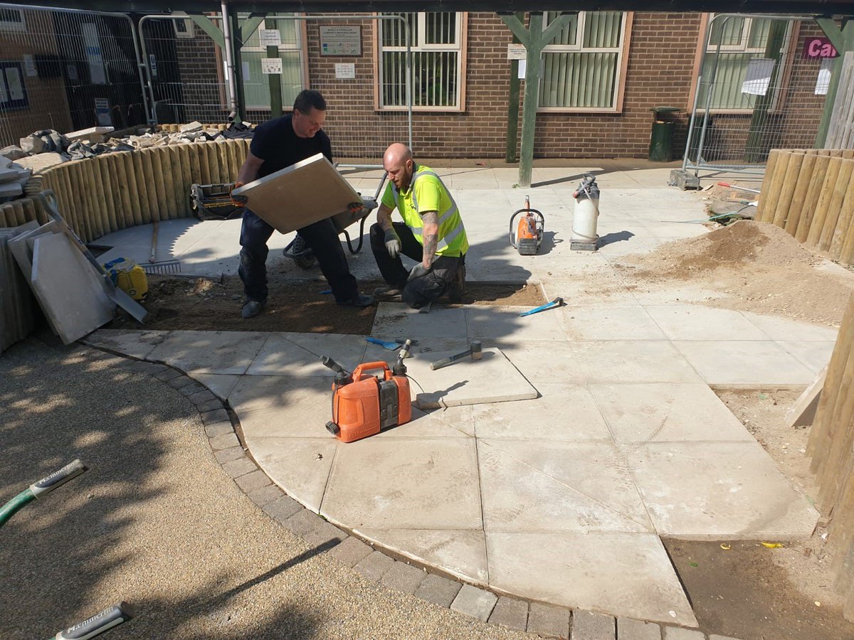 andy_giblin1's tweet photo. Superb joint effort from both the WDH landscape team and Sodexo to help deliver the Kinsley Community garden #partnershipworking thank you WDH we couldn't of done it without you @AlexMcLauchlan1 @JamesLloyd99 @1Samscott1 @Hort_Sodexo @WDHupdate @ajpears1 https://t.co/oGtztB4tAn