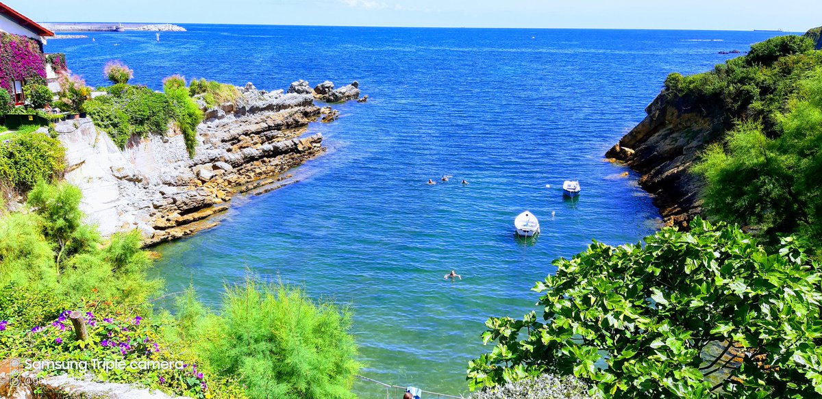 garrafundia's tweet photo. De largo, el mejor sitio para comer en Asturias, en #LUANCO, con los de Sama, #samarincha #luancoshire #gozon https://t.co/6eDFF86PjH