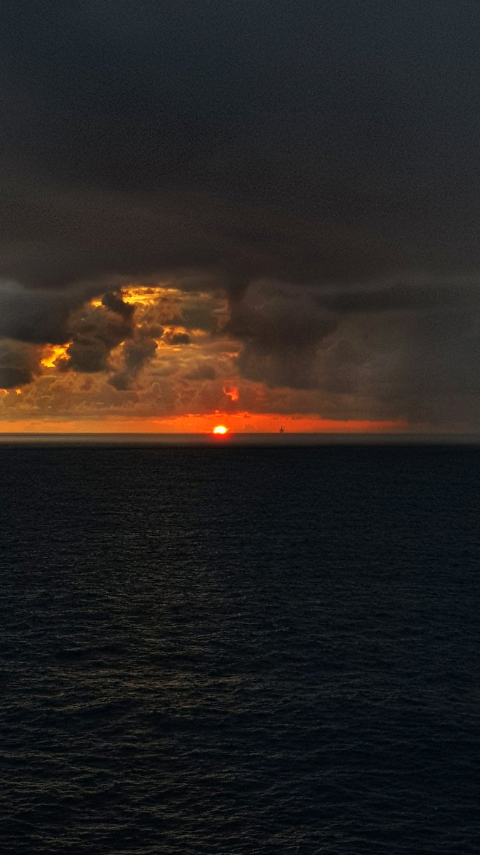 AlmendraFoto's tweet photo. Dzisiejszy zachód słońca na Morzu Płn. Po prawej stronie słońca widoczna platforma z angielskiego sektora. #offshore #MartinLinge #Norway https://t.co/DHG70ytGtY