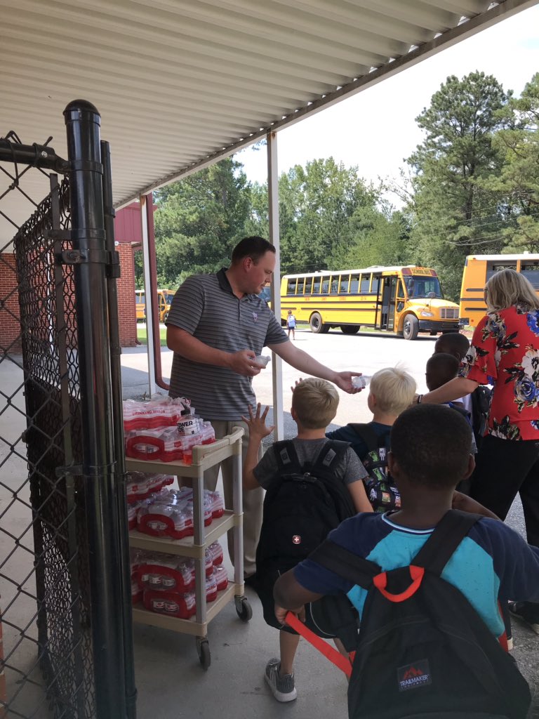 MaplesvilleS's tweet photo. Thanks to our staff for hydrating the students as they loaded buses and cars this afternoon! @CCSTeachingand1 @suptgriffin @Peachnewsgal @clantonadv https://t.co/Z3vJxCe1xC