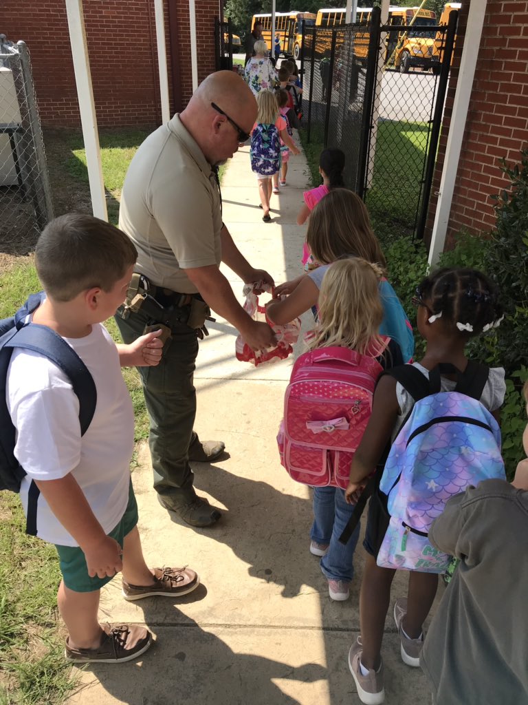 MaplesvilleS's tweet photo. Thanks to our staff for hydrating the students as they loaded buses and cars this afternoon! @CCSTeachingand1 @suptgriffin @Peachnewsgal @clantonadv https://t.co/Z3vJxCe1xC