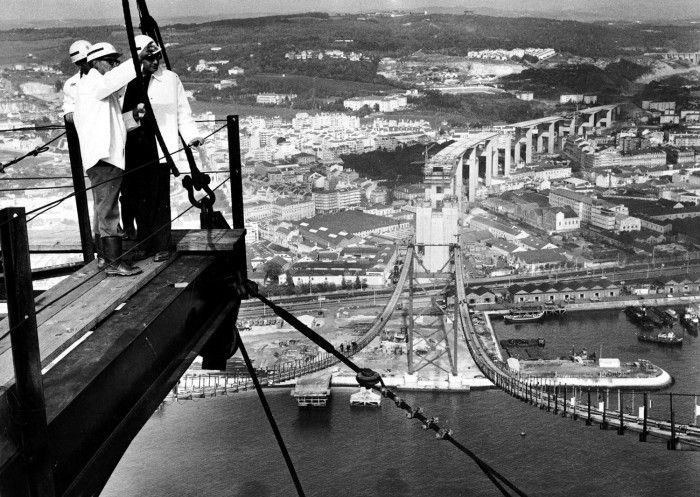 ArquivoMTD's tweet photo. Construction of the #Lisbon #Tagus #Bridge in 1966.
#lisboadesaparecida
#marinatavaresdias
#booksabout #Lisbon
#Portugal
#history
#portuguesewriters
#olisipografia
#lisboa
#lisbonstory https://t.co/wbyQcJq95P