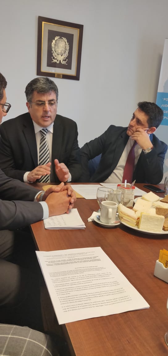 Recibí el acta de adhesión a la Red de Lenguaje Claro Argentina (ReLCA) del Colegio de Magistrados y Funcionarios del Poder Judicial de la provincia de Buenos Aires, en Mar del Plata,  representado por el Presidente de la Asociación de Magistrados, Dr. Rodrigo Cataldo.