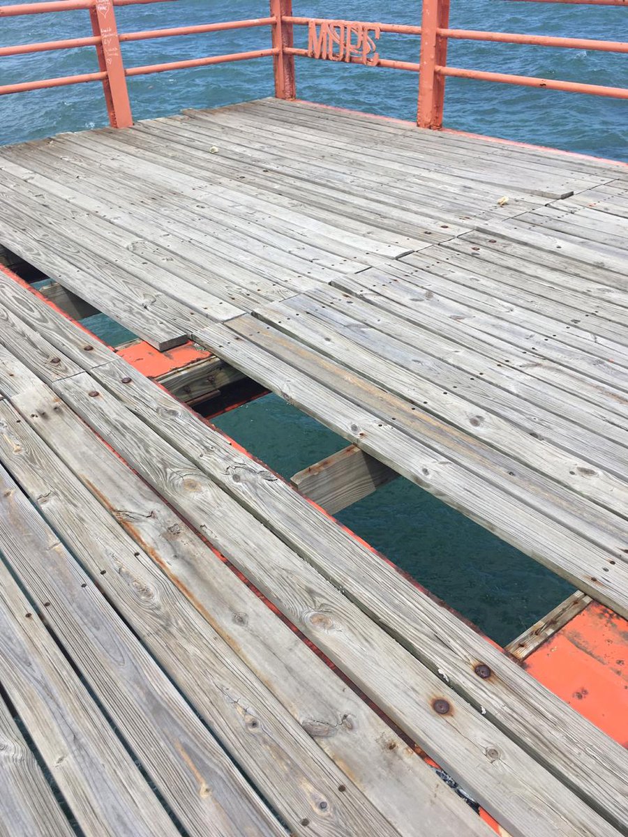 LuisMguti3rrez's tweet photo. En condiciones  deplorable   se encuentra  este balcón del malecón,   poniendo en riesgo la vida de quienes visitan este lugar.  @nieves_rd @hgomez27 @eodalisherrera @MOPCRD https://t.co/bi5J27dYOG