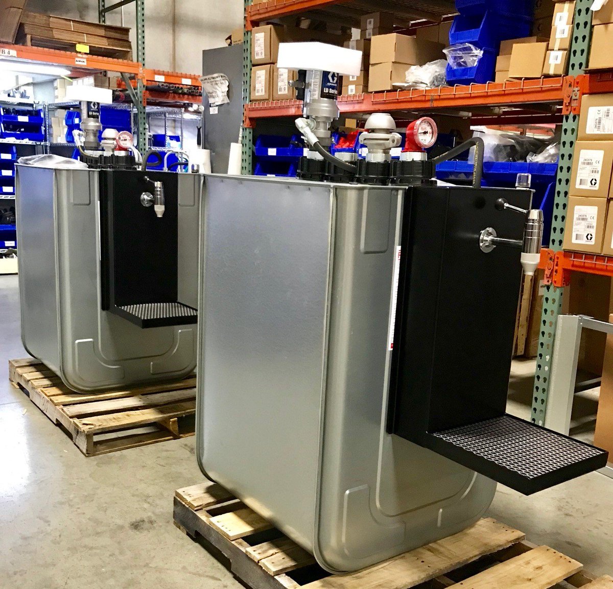 Fluidall_LLC's tweet photo. It Is #TankTuesday! Check Out These Roth Double Wall Tanks Outfitted With Graco Lubrication Equipment Oil Tapper Unit - These Arrive Fully Assembled &amp; Ready For Use!

#WeMakeItEasier #Oil #StorageTanks #Graco #Fluidall #TurnKey https://t.co/h75T0pMTap