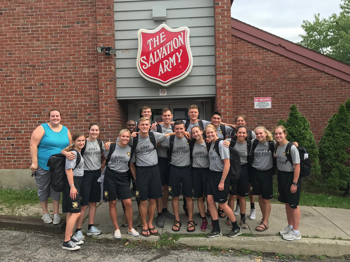 ArmyWP_TrackXC's tweet image. Taking a break from training to help out those in need. 

Our cross country team took some time to prepare a meal at the @SalvationArmyUS