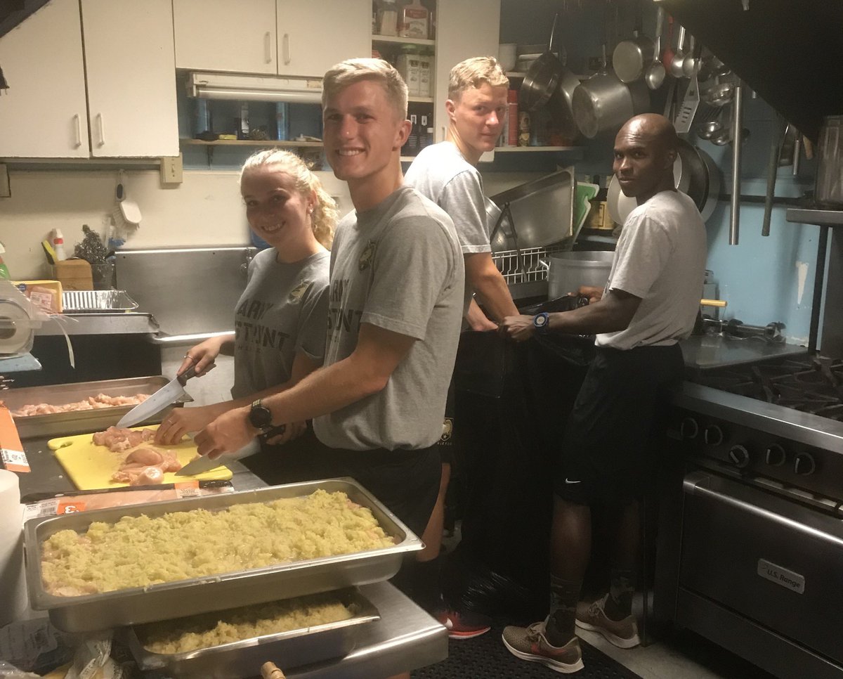 ArmyWP_TrackXC's tweet image. Taking a break from training to help out those in need. 

Our cross country team took some time to prepare a meal at the @SalvationArmyUS