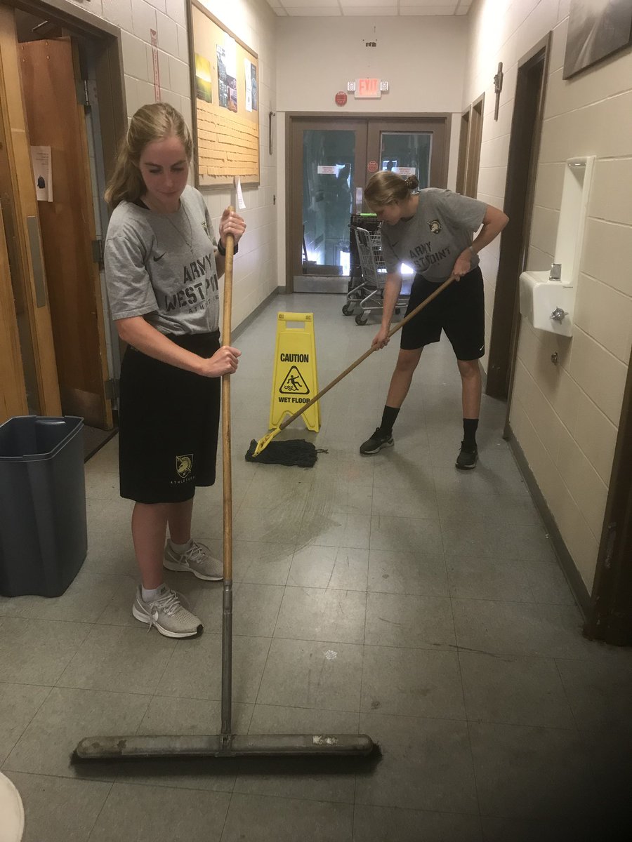 ArmyWP_TrackXC's tweet image. Taking a break from training to help out those in need. 

Our cross country team took some time to prepare a meal at the @SalvationArmyUS