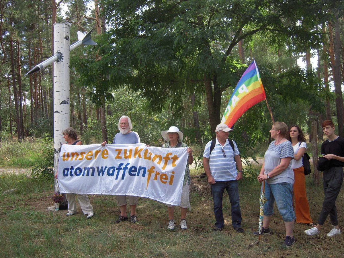 friedensscheune's tweet photo. 11.8.19, #schweinrich: 30 Leute gedenken der Opfer der Atombombenabwürfe auf #hiroshima Hiroshima und Nagasaki und fordern "#atomwaffen abschaffen!" #freieheide #kyritzruppinerheide #friedensscheune #bombodrom https://t.co/BtW5dXevs8