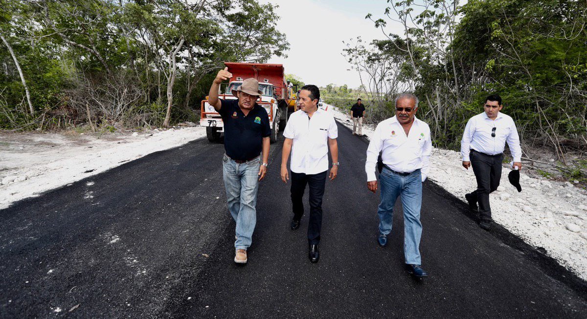 CarlosJoaquin's tweet photo. En #TresGarantías, supervisé avances en la conservación de la carretera #Chetumal -Escárcega, la rehabilitación del camino Laguna OM a Tomás Garrido y modernización del camino rural de San José de la Montaña-Dos Aguadas, en beneficio de más de 1,500 habitantes. #JuntosAvanzamos https://t.co/DLqUGYHixE