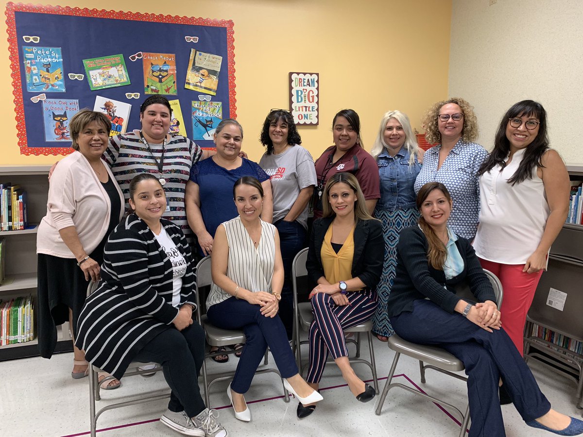 MrsImeFlores's tweet photo. THANK YOU @DrLauraRamos for lending your dual-language expertise! #DLpioneras https://t.co/Rcq9BWD21e