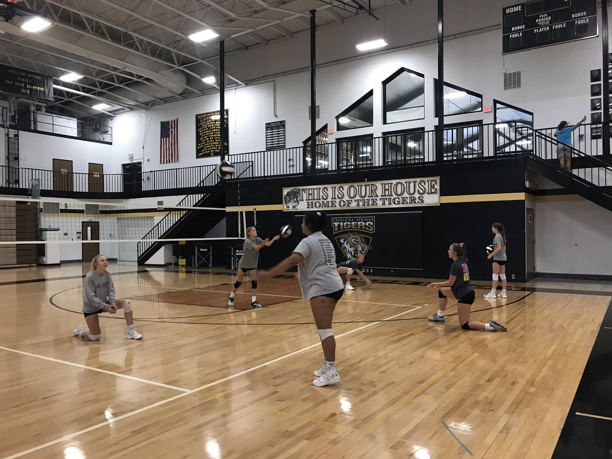 ESHS_Activities's tweet photo. After opening up with a midnight practice the volleyball team is back in the gym during normal hours. https://t.co/xY620w5lI5