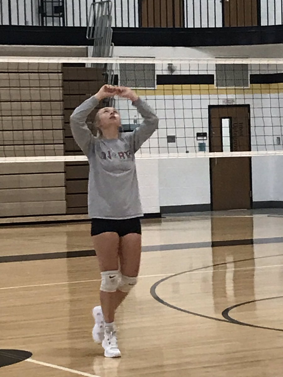 ESHS_Activities's tweet photo. After opening up with a midnight practice the volleyball team is back in the gym during normal hours. https://t.co/xY620w5lI5