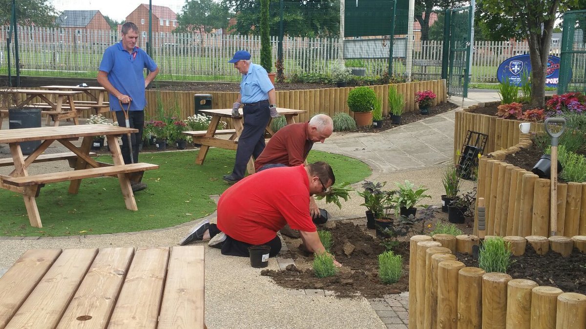 andy_giblin1's tweet photo. Really big thank you to the local residents of Kinsley &amp; Fitzwilliam for helping us with our planting at Kinsley Community Centre #partnershipworking with WDH and #localcommunitygroups you guys did a great job 
@AlexMcLauchlan1 @JamesLloyd99 @Hort_Sodexo @Kimburford74 @WDHupdate https://t.co/F49Qd7VDNT