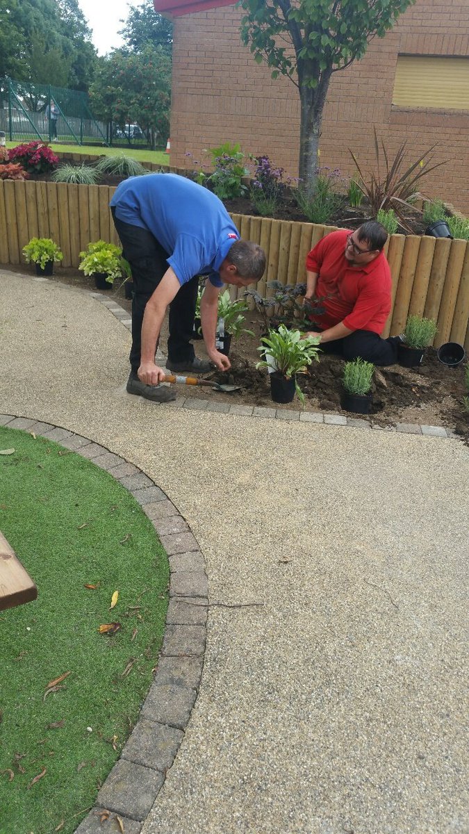 andy_giblin1's tweet photo. Really big thank you to the local residents of Kinsley &amp; Fitzwilliam for helping us with our planting at Kinsley Community Centre #partnershipworking with WDH and #localcommunitygroups you guys did a great job 
@AlexMcLauchlan1 @JamesLloyd99 @Hort_Sodexo @Kimburford74 @WDHupdate https://t.co/F49Qd7VDNT