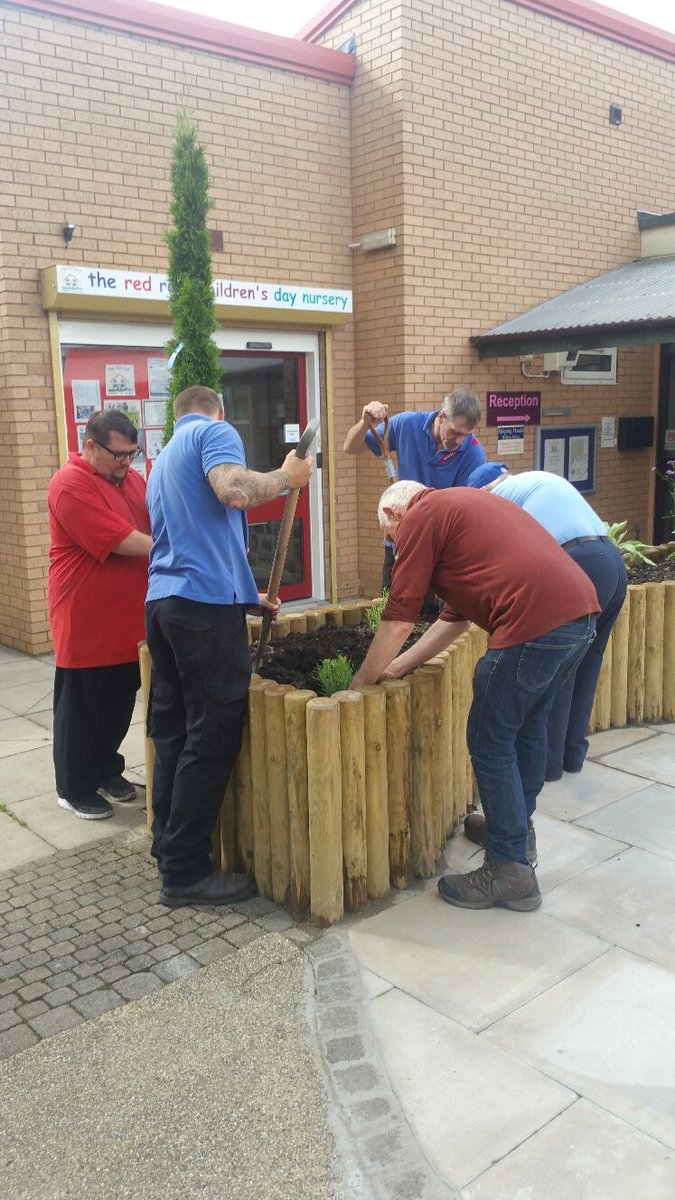 andy_giblin1's tweet photo. Really big thank you to the local residents of Kinsley &amp; Fitzwilliam for helping us with our planting at Kinsley Community Centre #partnershipworking with WDH and #localcommunitygroups you guys did a great job 
@AlexMcLauchlan1 @JamesLloyd99 @Hort_Sodexo @Kimburford74 @WDHupdate https://t.co/F49Qd7VDNT
