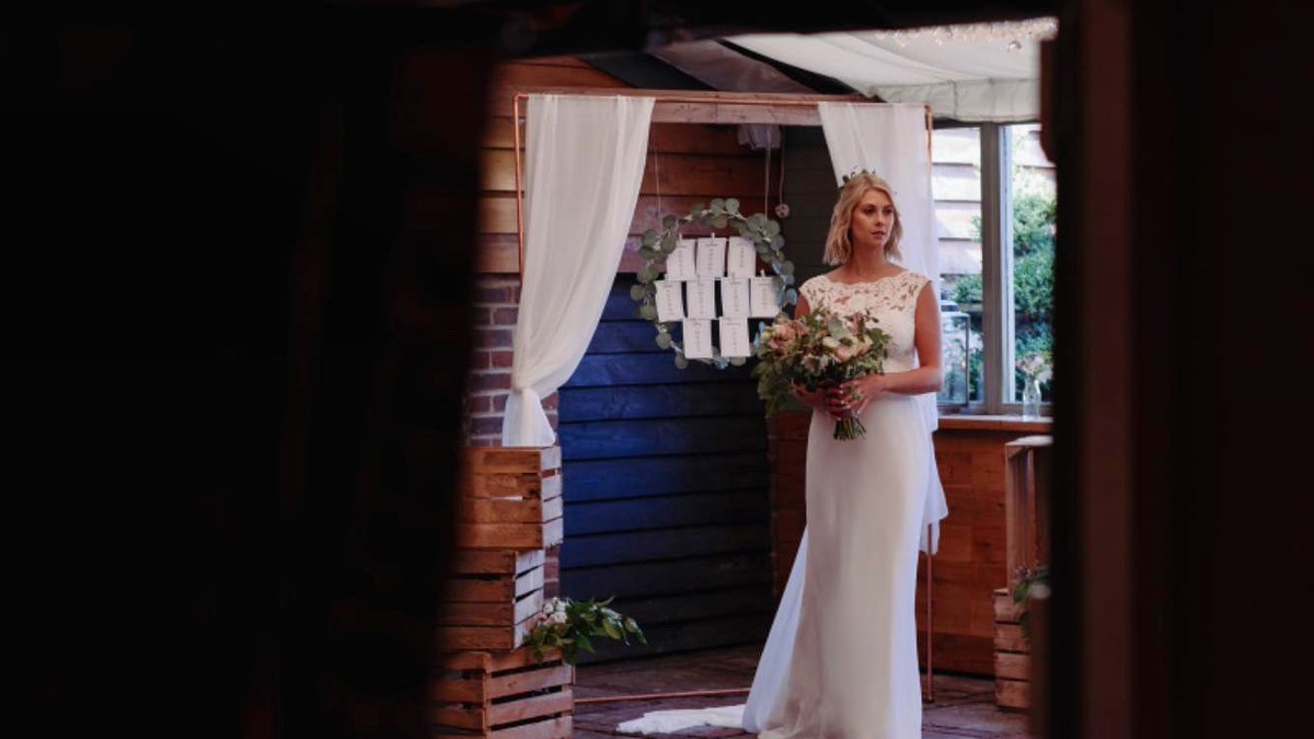 Congratulations to the most beautiful of brides @maisiedennis91 - looking gorgeous on her big day in front of our copper arch seating plan set up! 💫🌿

📸 @paulfletcherphoto
Venue @pangdeanbarn