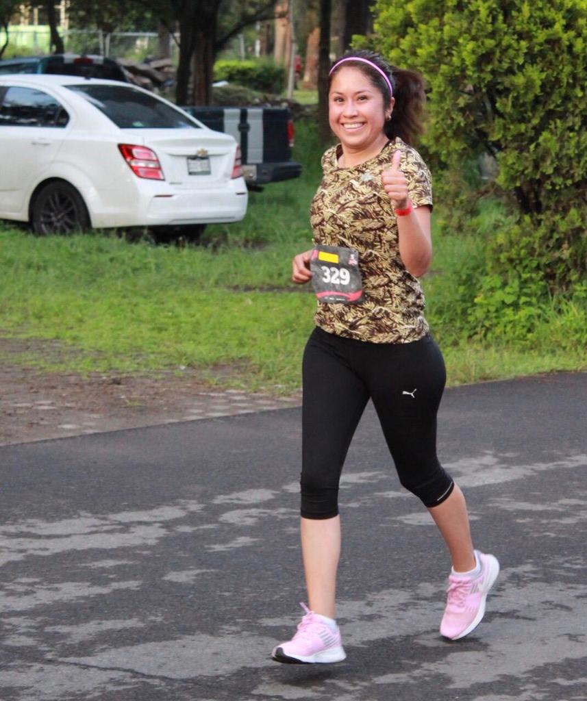 eliz_espindola's tweet photo. @VianeyZarate @MaratonCDMX Me ilusiona la idea de recorrer esos 42.195 kilómetros ahora en la Ciudad de México, únicamente he corrido un maratón y el tiempo no fue el deseado, así que la meta es que mis piernas vayan a otro ritmo... https://t.co/52WHVamLbP