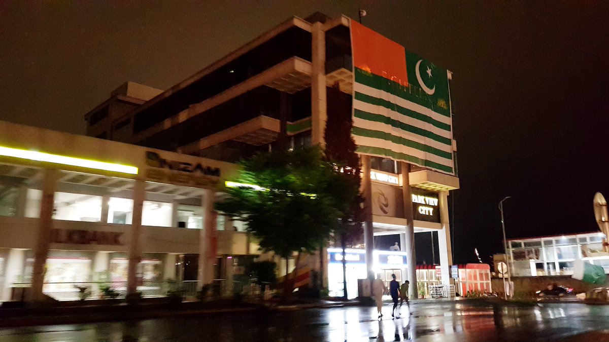Sana_Jamal's tweet photo. Happy #IndependenceDay from Islamabad! The city is illuminated in green &amp; white. People are out celebrating on the streets. For the first time, AJK flags seen alongside Pakistan flag to show solidarity #PakIndependenceWithKashmir

Happy birthday, Pakistan 🇵🇰

📸: Sana Jamal https://t.co/xmfU57qySD