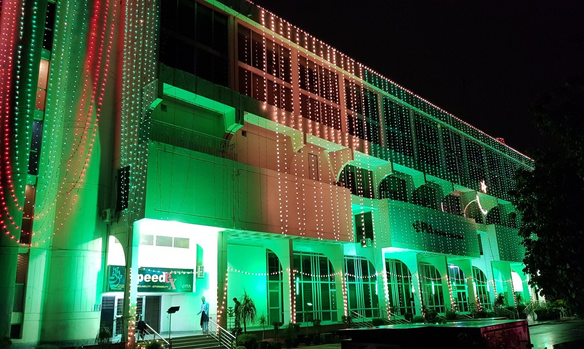 Sana_Jamal's tweet photo. Happy #IndependenceDay from Islamabad! The city is illuminated in green &amp; white. People are out celebrating on the streets. For the first time, AJK flags seen alongside Pakistan flag to show solidarity #PakIndependenceWithKashmir

Happy birthday, Pakistan 🇵🇰

📸: Sana Jamal https://t.co/xmfU57qySD