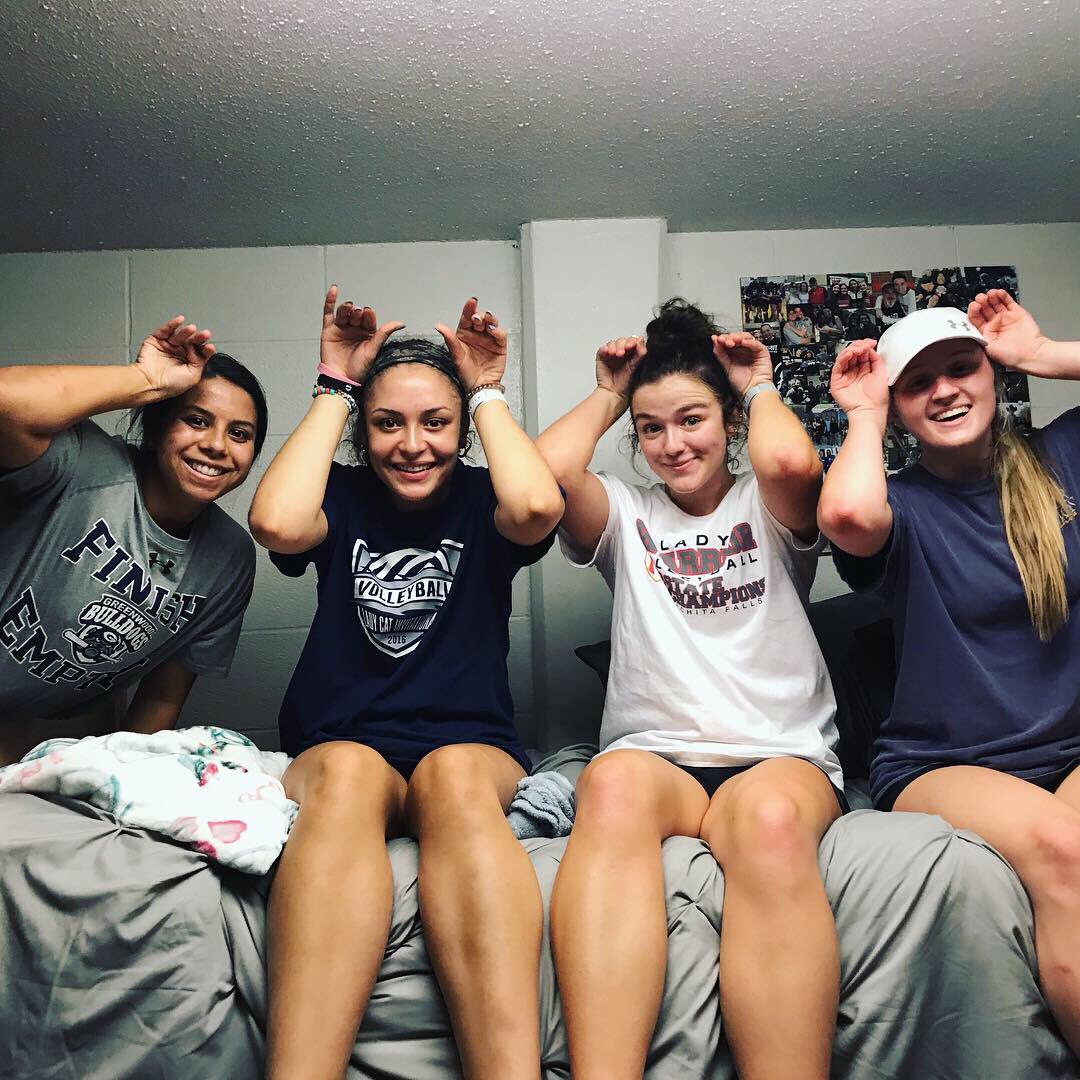 OuachitaVB's tweet photo. Get to know Ouachita Scavenger Photo Hunt! Victory team gets to choose dinner! #doitforthefood #obuvolleyball #212 @ouachitatigers https://t.co/TCmnPyFdjt