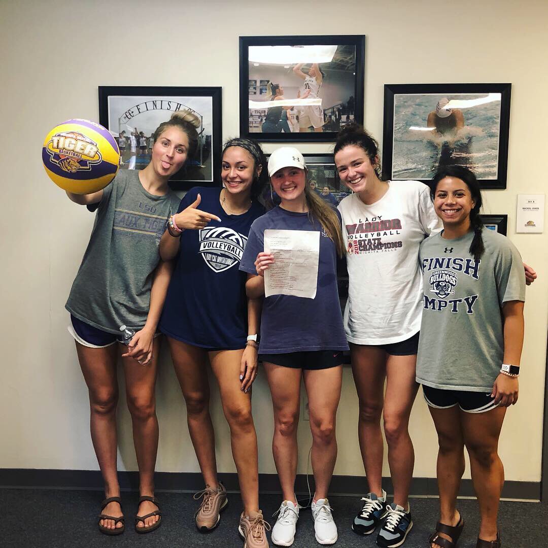 Get to know Ouachita Scavenger Photo Hunt! Victory team gets to choose dinner! #doitforthefood #obuvolleyball #212 @ouachitatigers