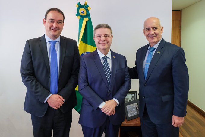 Estive com o presidente da Federa&ccedil;&atilde;o das Ind&uacute;strias de Minas Gerais (FIEMG), Fl&aacute;vio Roscoe, e com o senador<a href="/tag/otrabalhoporminascontinua"class="tags"><span>#otrabalhoporminascontinua</span></a>