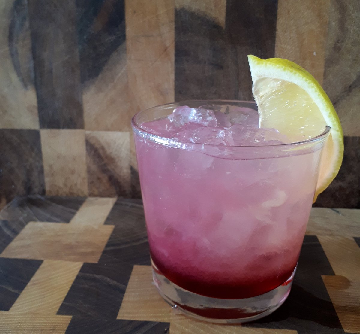 Backyard Bramble:

-Fresh lemonade
-Beefeater gin
-House made brambleberry grenadine

#beefeatergin #summerinaglass