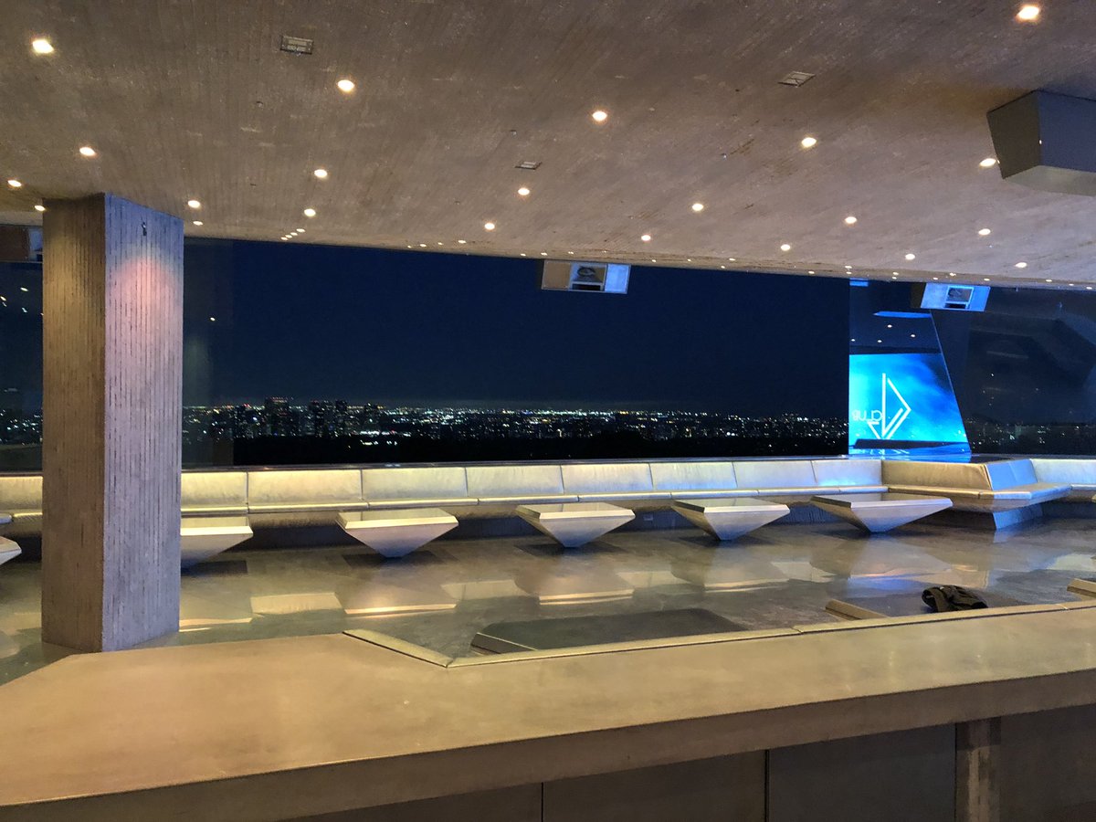 RomiCortier's tweet photo. And here’s the view from #clubjames at the #SheatsGoldstein residence in the #HollywoodHills. #lautner #iconicarchitecture #johnlautner https://t.co/iGTAp7gjEU
