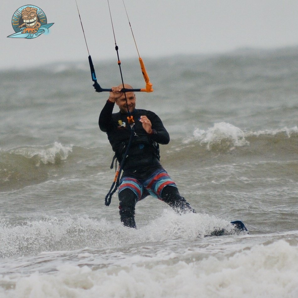 OceanCrew3's tweet photo. I wish I knew what I was thinking in this moment... most likely nothing at all 💨😂 Thanks @daria_p___ for capturing the moment 😁
.
.
#kitesurfing #kitesurfinglessons #cork #ireland https://t.co/V2ELunQofQ