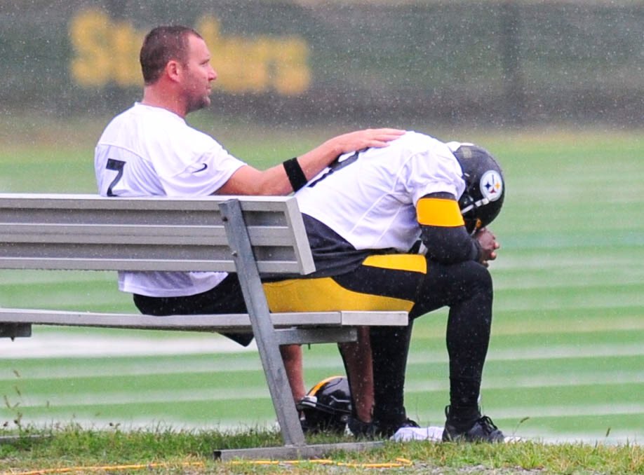 ThompsonFoto12's tweet photo. Rough day at @steelers camp today; the first day back after Coach Drakes sudden death. @TeamJuJu was visibly still shaken and @_BigBen7 tried to ease the pain.  @247Sports @AllanBell247 https://t.co/8S4I3Zn1Ni
