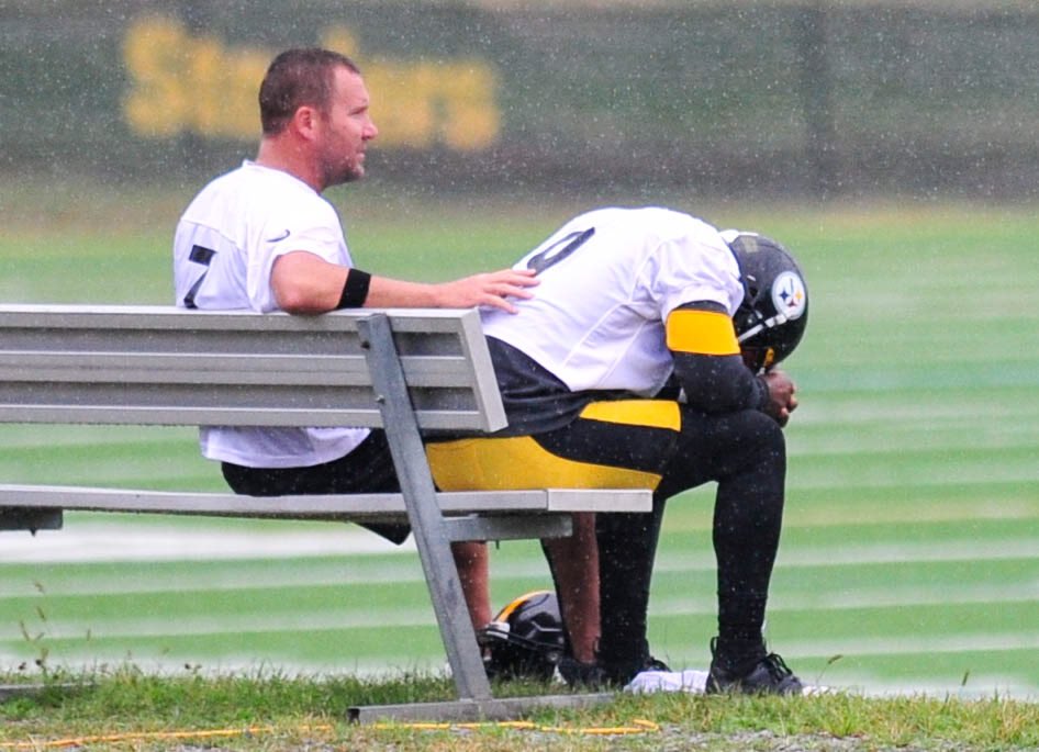 ThompsonFoto12's tweet photo. Rough day at @steelers camp today; the first day back after Coach Drakes sudden death. @TeamJuJu was visibly still shaken and @_BigBen7 tried to ease the pain.  @247Sports @AllanBell247 https://t.co/8S4I3Zn1Ni