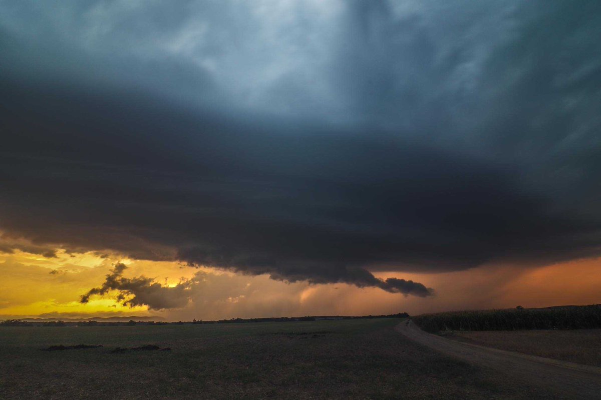 severeweatherEU's tweet photo. Impressive supercell in Slovakia yesterday, August 12th! Photo: Stefan Vavro https://t.co/kHhkissNcD