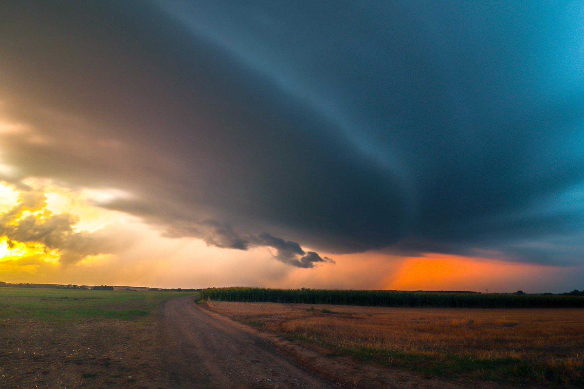 severeweatherEU's tweet photo. Impressive supercell in Slovakia yesterday, August 12th! Photo: Stefan Vavro https://t.co/kHhkissNcD