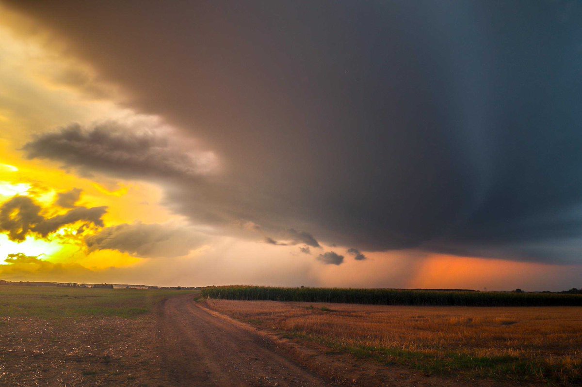 severeweatherEU's tweet photo. Impressive supercell in Slovakia yesterday, August 12th! Photo: Stefan Vavro https://t.co/kHhkissNcD
