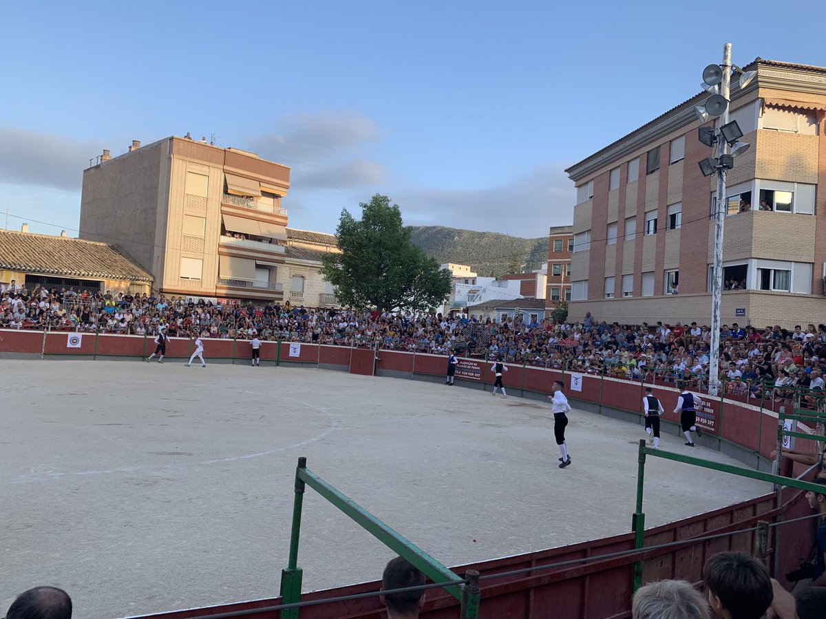AlexCortijo4's tweet photo. Sorprendido por el alto y gran nivel ofrecido en el I Concurso de Recortadores de la Villa de Blanca. Enhorabuena a @SLGerentoroXXI y @mariohidalgo81 En especial a mis grandes amigos @JoseluisPalazon y @alex_boy007 Todo esfuerzo al final tiene su recompensa. https://t.co/kMx5nwKYoN