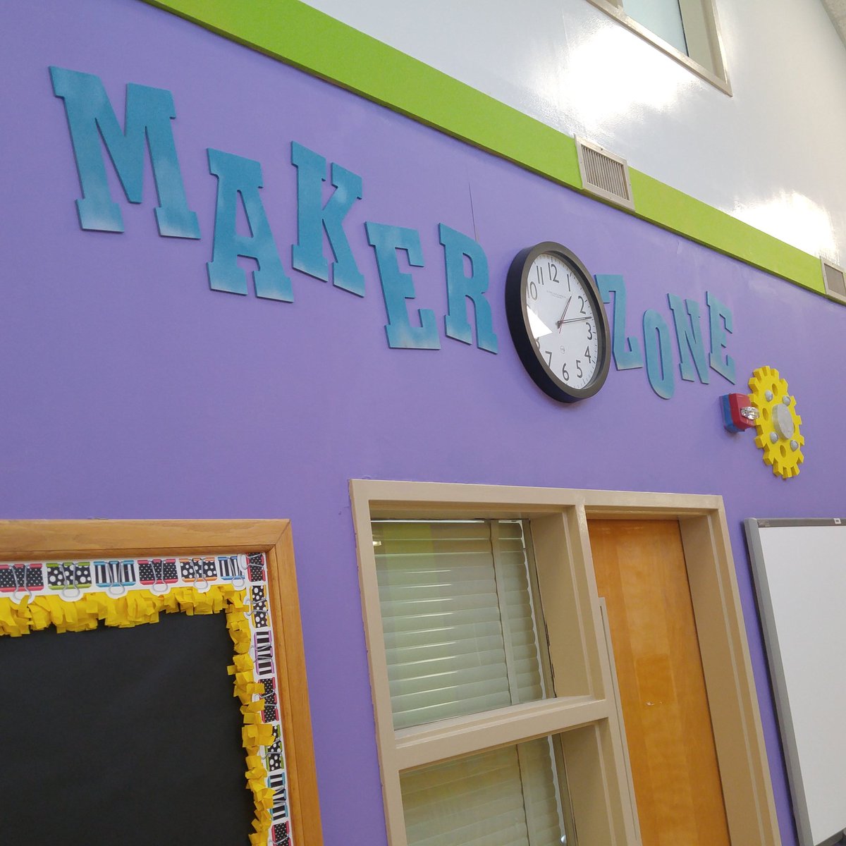 KariElkins's tweet photo. The library and Maker Zone is slowly coming together. Can't wait to finish! @CliffdaleEleme1 #CCSElemenEd #funlibrarian #KidsDeserveIt https://t.co/jYmIxrsgE7