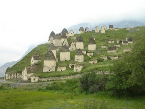 TodoDeMiedo's tweet photo. La ciudad de los muertos, Rusia. Parece un pueblecito encantador repleto de pequeñas casas de piedra a lo largo de sus colinas. Pero dichas infraestructuras son en realidad criptas repletas de huesos, es decir, se trata de una antigua necrópolis. https://t.co/1xSYtnb2Md