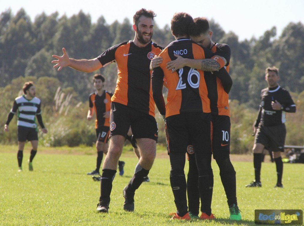 Divisional G: <a href="/SElenaLagomarU/">Santa Elena LagomarU</a> no pudo con <a href="/matechauy/">Ma.Te.Cha</a> en partido caliente.

📷 bit.ly/2KGj7wq