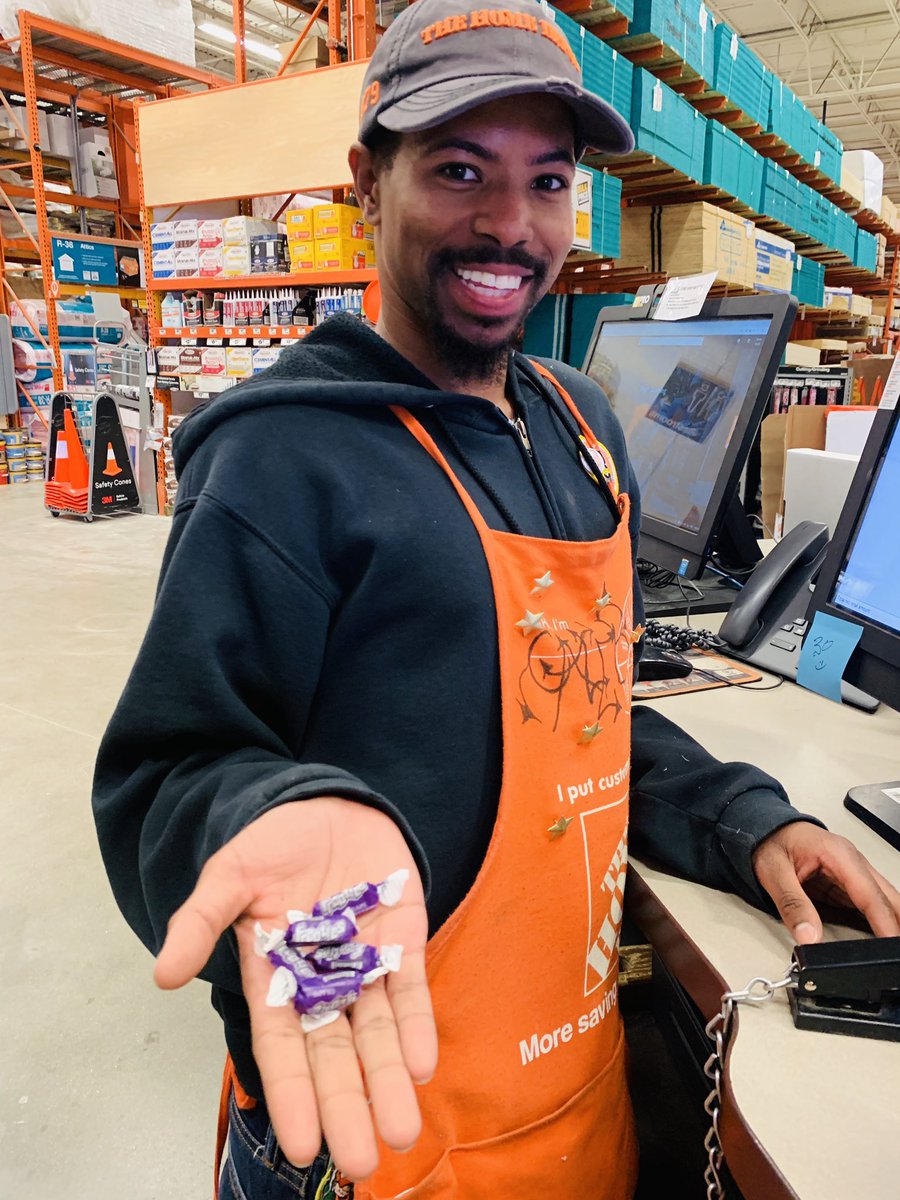 lane_delane's tweet photo. More #FrootieToosday at @HD_TheShore4912 #PorkChopOnAStick #CreamPuff #AlligatorOnAStick #FunnelCake @TootsieRoll @MrHOMERDPOE @rollin_slagle @Rickpet29972325 https://t.co/rnF2gqVQjT