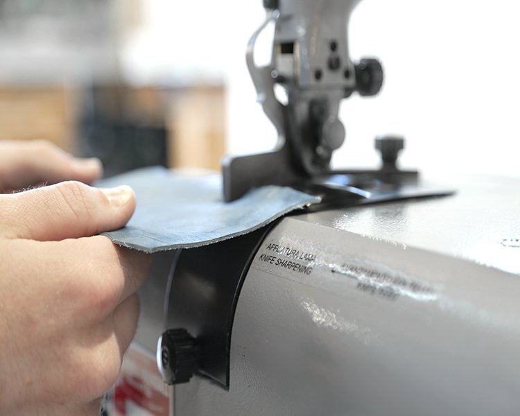 cosmomade's tweet photo. Skiving or splitting leather? Skiving.
We reduce the thickness of the leather along the edge to be thin and pliable without becoming weakened. The areas can then be bent or folded to create a rolled edge. 

 #cosmomade #fabricoverform #sustainabilitymatters https://t.co/qeeeVtlbLX