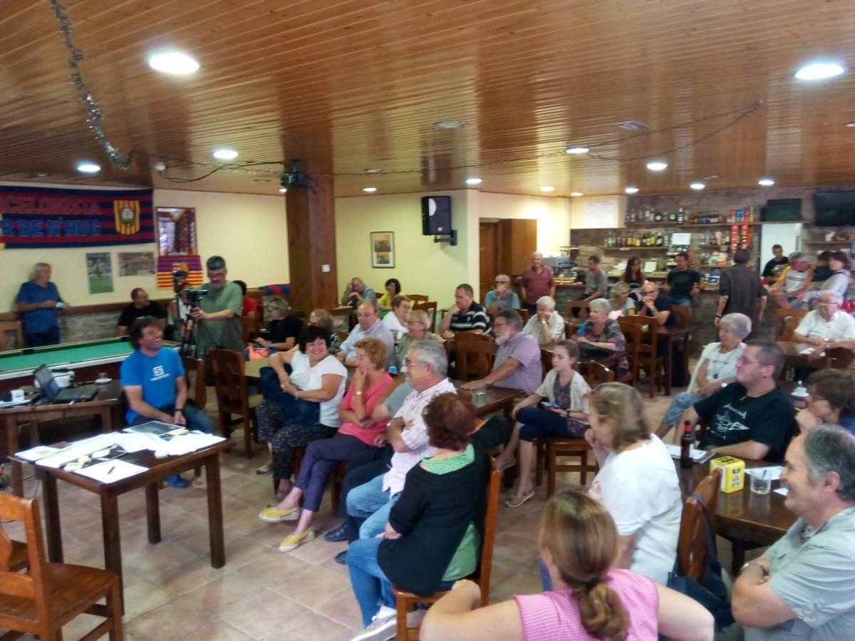 laradacoop's tweet photo. Avui, a @castellardenhug , taller de fotografies antigues. #betula Com han canviat els pobles de Cadí?  "La llana ja no val res", "tenim menys pastures", "quedem poquets", "els boscos han crescut molt", "ens visita molta gent"... Continuem el 30 d'agost a #bagà, 22 a #saldes https://t.co/kSadvrt5ny