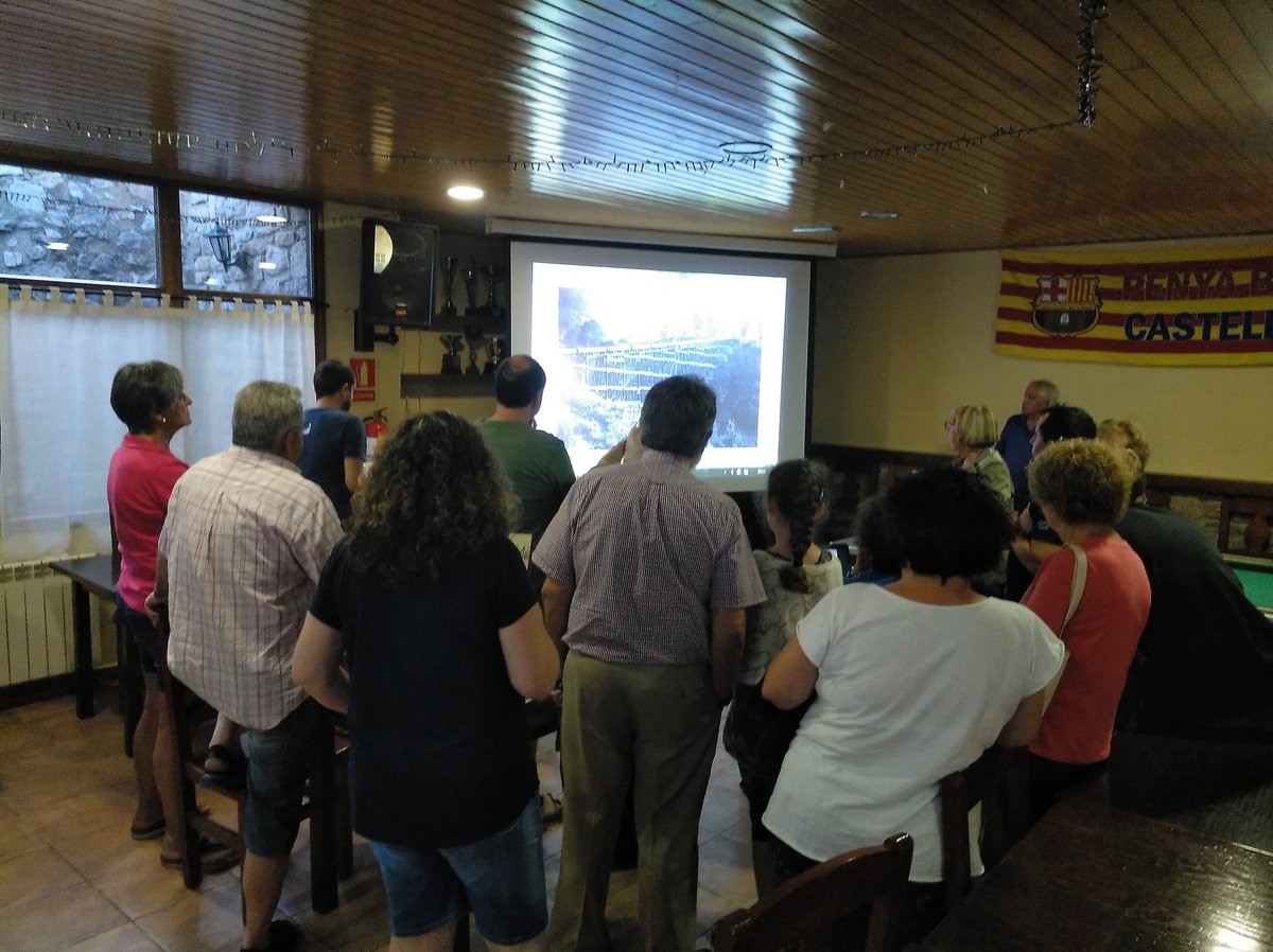 laradacoop's tweet photo. Avui, a @castellardenhug , taller de fotografies antigues. #betula Com han canviat els pobles de Cadí?  "La llana ja no val res", "tenim menys pastures", "quedem poquets", "els boscos han crescut molt", "ens visita molta gent"... Continuem el 30 d'agost a #bagà, 22 a #saldes https://t.co/kSadvrt5ny