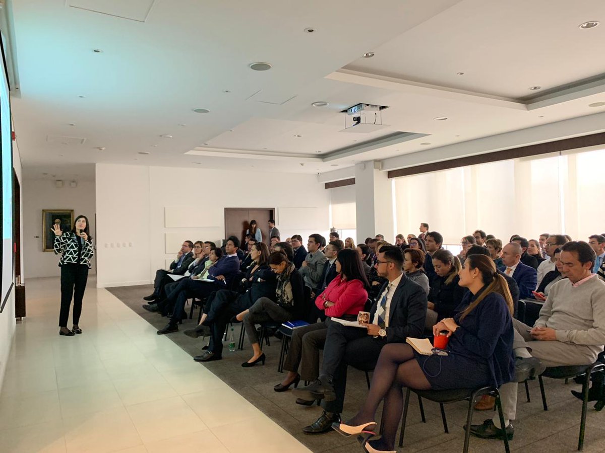 Bancoldex's tweet image. Estamos con @carolinasotolos codirectora del @BancoRepublica aprendiendo sobre conyunturas y perspectivas económicas actuales de #Colombia. #JuntosProgresamos.