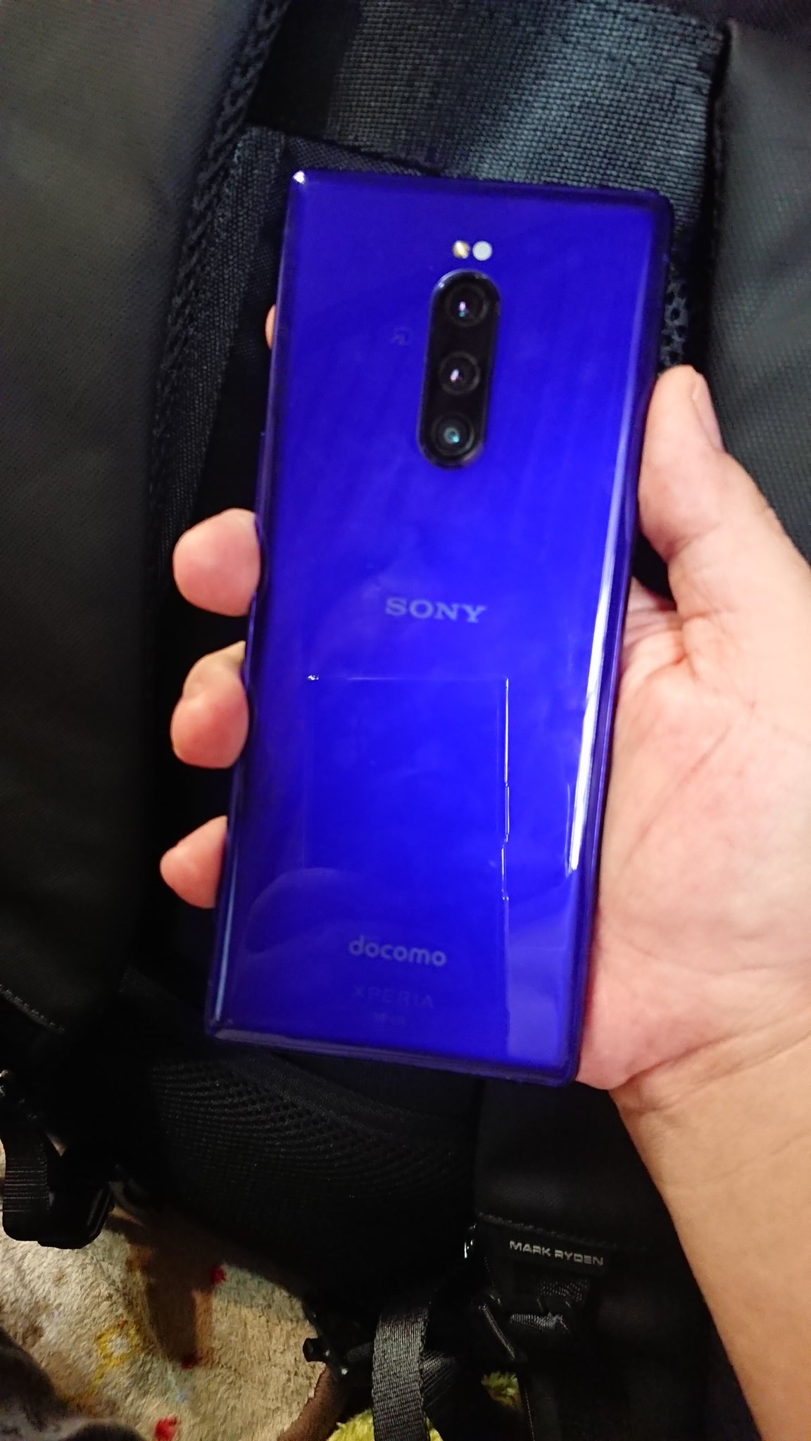 怪人m 昨日 スマホを機種変更してきた Xperia1のパープルだ 紫というより青が強い感じ かなり縦長だけど 横幅は前機種より狭いので持ちやすい 昔のガラケーは もっと縦長だったし
