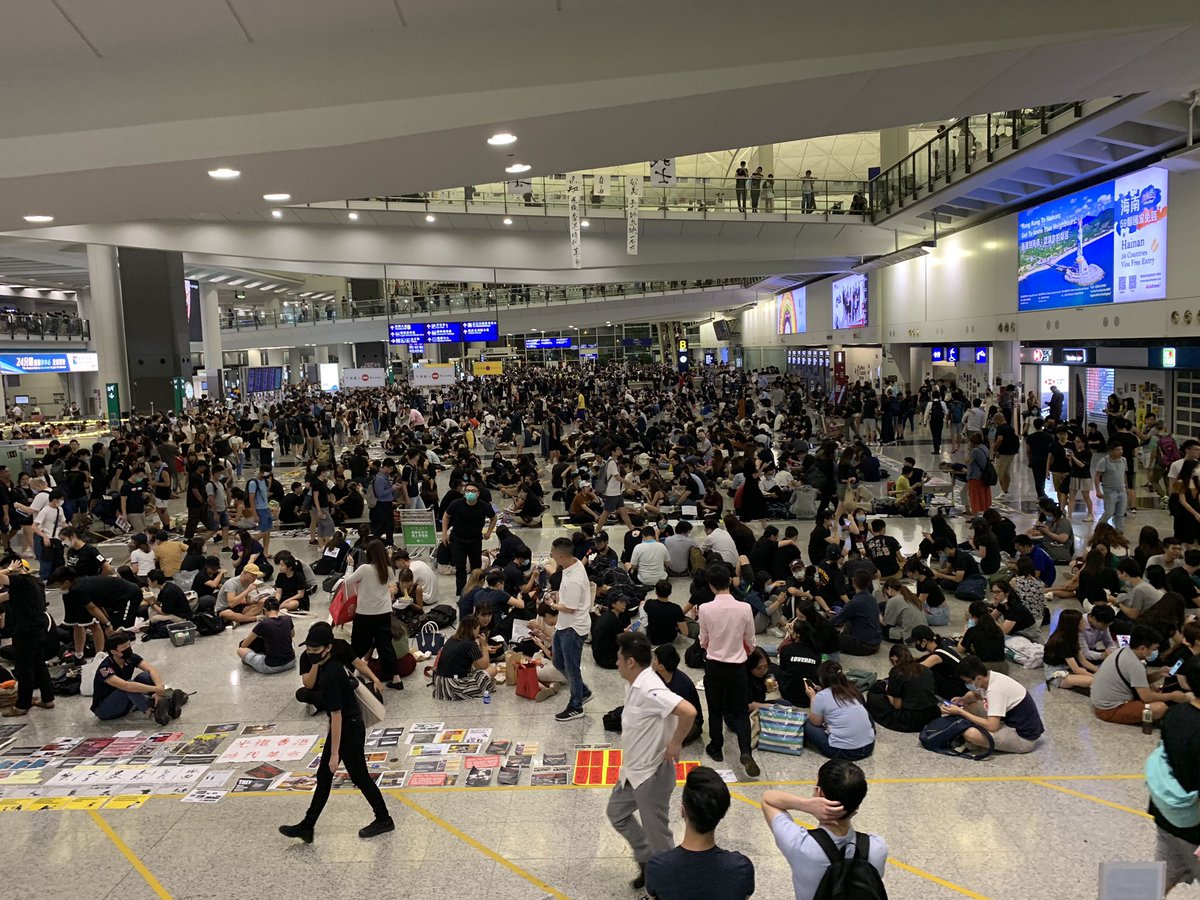 twPei's tweet photo. My 3days stuck at HKG airport #notafuntrip https://t.co/MbAwJxCmMI