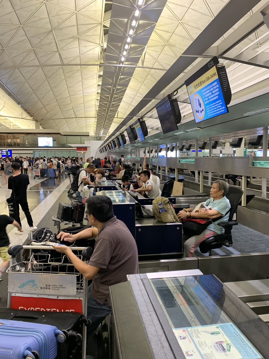 twPei's tweet photo. My 3days stuck at HKG airport #notafuntrip https://t.co/MbAwJxCmMI