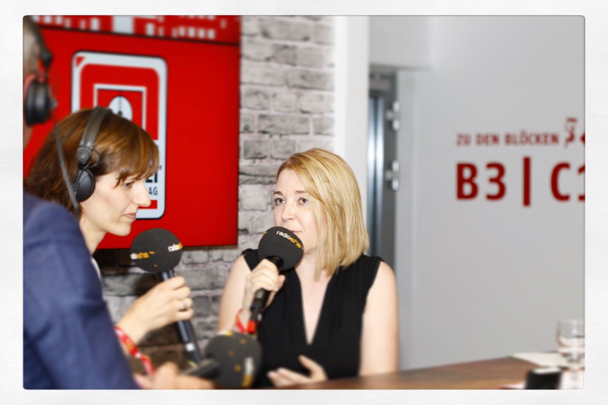 StephanieBaczyk's tweet photo. Du, was machste da eigentlich im Radio? 📻⚽️ #bissonntag #fcurbl https://t.co/NWsOc4FWut